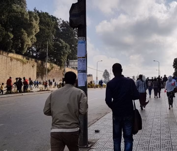 Trong một khoảnh khắc, cứ ngỡ như bức hình được ghép từ hai nơi khác nhau.