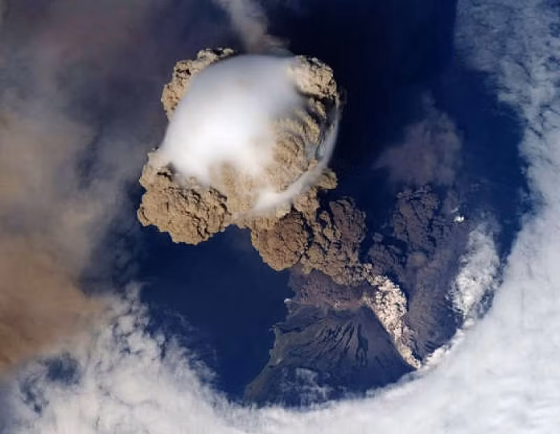 Núi lửa phun trào trên Trái Đất nhìn từ không gian.