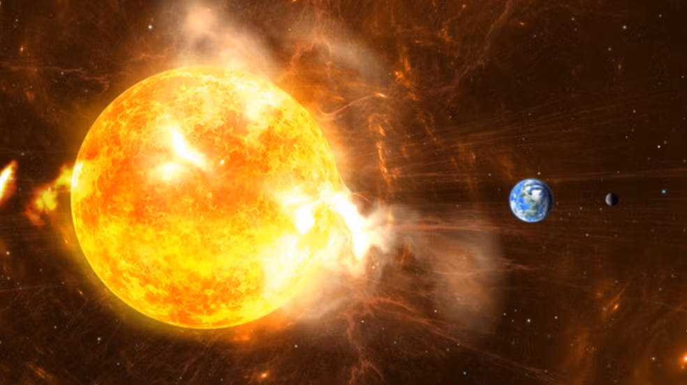 Quả cầu lửa được tạo thành do một ngọn lửa cực mạnh từ Mặt Trời của chúng ta phun ra, ập vào từ quyển của Trái Đất với vận tốc cực lớn, tạo thành bão địa từ. Ước tính, quả cầu lửa hạng nặng này đang lao đến hành tinh của chúng ta với vận tốc 1 triệu dặm/giờ.