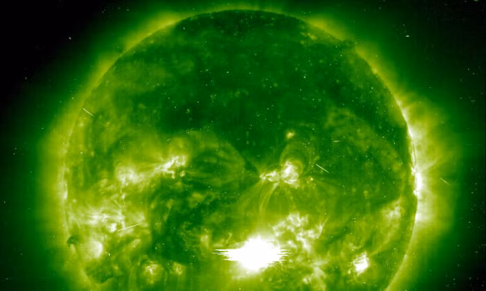 Ngọn lửa hóa thành một quả cầu lửa hạng nặng và một giờ sau khi bùng phát đã ập vào từ quyển của Trái Đất, tạo thành bão địa từ, gây ra mất điện vô tuyến sóng ngắn ở tần số dưới 30 MHz. Vì vậy, nó chính là thủ phạm của vụ mất điện vô tuyến được ghi nhận một số nơi trên Trái Đất cùng ngày. Ước tính sự cố kéo dài tới 1 giờ 12 phút.