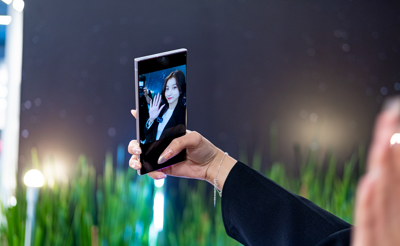 Ngoài ra, Samsung còn cho biết thêm về các tính năng mới được nâng cấp như Super HDR cho khả năng thu lại màu sắc chính xác và dải màu rộng hơn khi quay phim. Cho phép quay phim ở độ phân giải cao lên đến 8K/30fps và khả năng ổn định hình ảnh quang học cải thiện gấp đôi so với người tiền nhiệm.