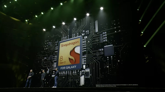 4. Chip Snapdragon 8 Gen 2: Samsung trang bị chip Snapdragon 8 Gen 2 thế hệ mới (do Qualcomm sản xuất) cho Galaxy S23. Tuy nhiên, hãng không sử dụng phiên bản chip tiêu chuẩn, mà dùng phiên bản tùy chỉnh, tập trung nâng cao hiệu suất của dòng smartphone mới.