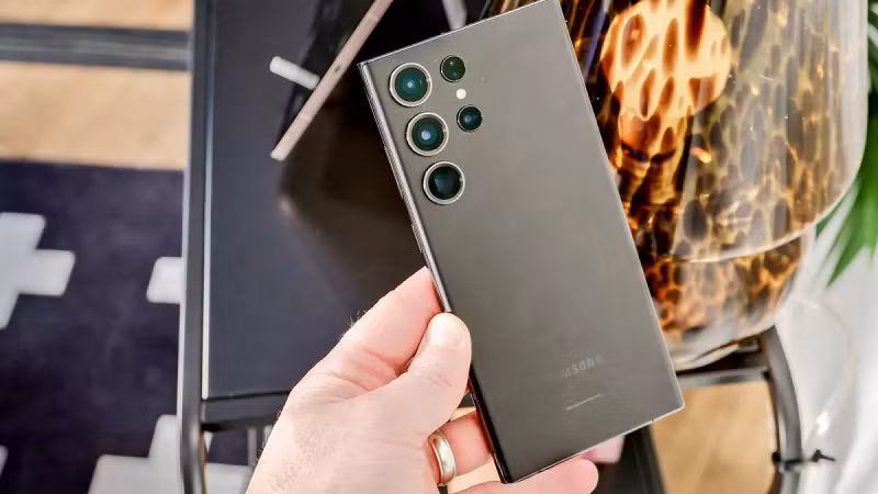 Bên cạnh đó, tính năng Adaptive Pixel cho phép cảm biến chính tự động giảm độ phân giải để mở rộng kích thước điểm ảnh. Từ đó, giúp cho thiết bị có được khả năng thu sáng tốt hơn và cải thiện chất lượng ảnh khi chụp đêm. Công nghệ Super Quad Pixel giúp thiết bị tận dụng được 200 triệu điểm ảnh để cải thiện khả năng lấy nét và bắt nét tốt hơn trong điều kiện ban đêm.