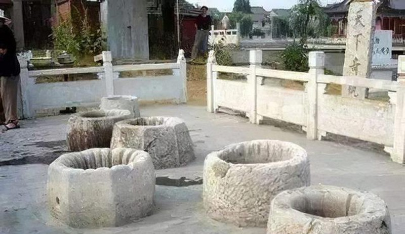 Nước suối trong núi đương nhiên tốt hơn nước giếng, nhưng núi Ngọc Tuyền cách Tử Cấm Thành 20 dặm, tiêu hao rất nhiều tài lực, nên Hoàng đế thời đó có quy định mỗi ngày được dùng 50 thùng nước, Thái hậu có thể dùng 20 thùng, còn lại các cung nữ và thái giám chỉ có thể dùng 2 thùng.