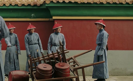 Trong thời nhà Minh và Thanh, họ sẽ dùng bô được đổ đầy tro than, tro thực vật và hương liệu để khử mùi. Nơi đặt bô được phân bố trong các ngóc ngách ở trong cung và được gọi là "tịnh phòng".