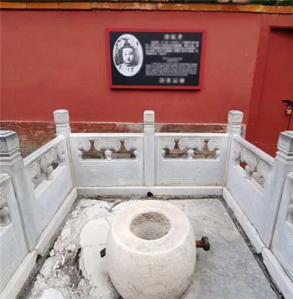 Hậu cung thâm sâu khó lường, việc cung nữ gieo mình xuống giếng tự vẫn được lan truyền rất nhiều, chẳng hạn như “Giếng Trân phi” nổi tiếng. Theo nhiều sử sách để lại, Trân phi bị Từ Hi Thái hậu ra lệnh cho thái giám đẩy xuống giếng, từ đó không một ai dám uống nước từ giếng trong cung.