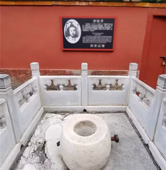 Hậu cung thâm sâu khó lường, việc cung nữ gieo mình xuống giếng tự vẫn được lan truyền rất nhiều, chẳng hạn như “Giếng Trân phi” nổi tiếng. Theo nhiều sử sách để lại, Trân phi bị Từ Hi Thái hậu ra lệnh cho thái giám đẩy xuống giếng, từ đó không một ai dám uống nước từ giếng trong cung.