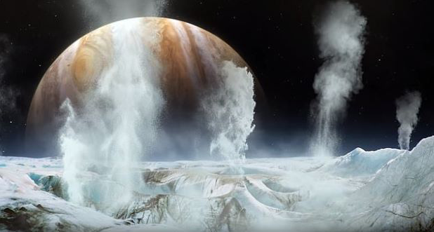 Europa có đường kính 3.100km, nhỏ hơn Mặt trăng một chút.