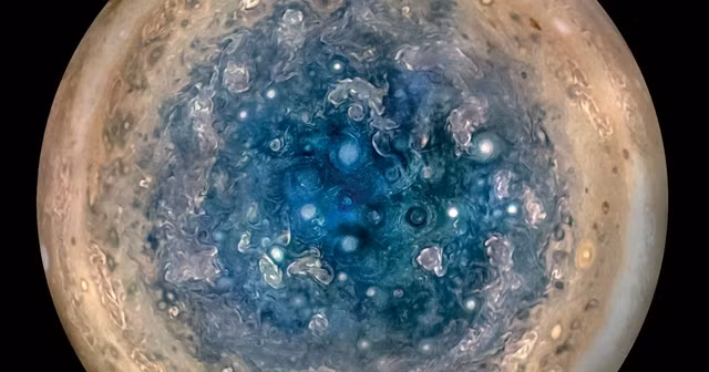 Mặc dù vậy, Europa vẫn có khối lượng lớn hơn tổng cộng những vệ tinh nhỏ hơn trong hệ Mặt trời cộng lại.