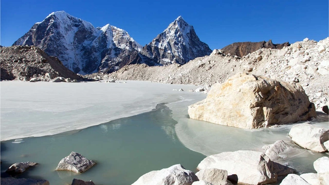 Một nghiên cứu gần đây của David Rounce, nhà băng hà học ở Đại học Carnegie Mellon, phát hiện một nửa sông băng trên thế giới có thể biến mất vào cuối thế kỷ, ngay cả khi thế giới hoàn thành các mục tiêu chống biến đổi khí hậu như loại bỏ nhiên liệu hóa thạch.