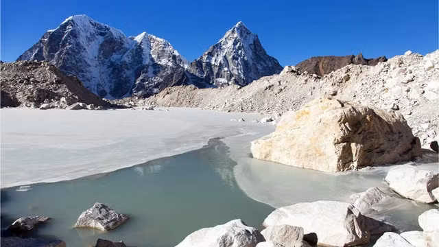 Một nghiên cứu gần đây của David Rounce, nhà băng hà học ở Đại học Carnegie Mellon, phát hiện một nửa sông băng trên thế giới có thể biến mất vào cuối thế kỷ, ngay cả khi thế giới hoàn thành các mục tiêu chống biến đổi khí hậu như loại bỏ nhiên liệu hóa thạch.