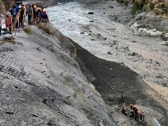 Năm 1981, một trận lụt tại hồ Cirenmaco đã giết chết 200 người và cuốn trôi Cầu Hữu nghị Trung Quốc-Nepal. Hồ Jiwenco ở cao nguyên Thanh Hải (Tây Tạng) bị vỡ vào tháng 6/2020 cũng đã phá hủy nhiều tòa nhà, cầu đường, và đất nông nghiệp dọc theo hướng dòng chảy.