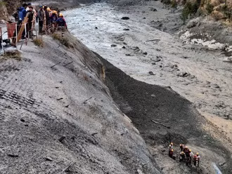 Năm 1981, một trận lụt tại hồ Cirenmaco đã giết chết 200 người và cuốn trôi Cầu Hữu nghị Trung Quốc-Nepal. Hồ Jiwenco ở cao nguyên Thanh Hải (Tây Tạng) bị vỡ vào tháng 6/2020 cũng đã phá hủy nhiều tòa nhà, cầu đường, và đất nông nghiệp dọc theo hướng dòng chảy.