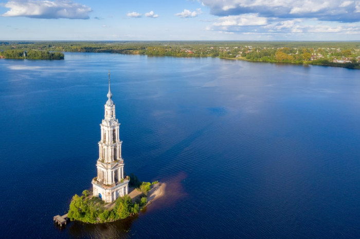 Tuy vậy, khi các du khách bị ấn tượng với khung cảnh kỳ lạ của nhà thờ còn hiện diện trên mặt nước, quốc gia này đã quyết định gia cố tháp chuông và tạo một hòn đảo nhỏ bao quanh để những con thuyền có thể ghé vào.