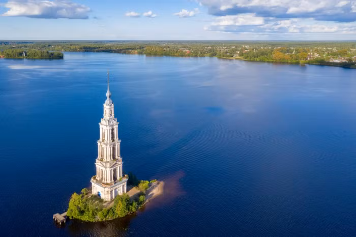 Tuy vậy, khi các du khách bị ấn tượng với khung cảnh kỳ lạ của nhà thờ còn hiện diện trên mặt nước, quốc gia này đã quyết định gia cố tháp chuông và tạo một hòn đảo nhỏ bao quanh để những con thuyền có thể ghé vào.