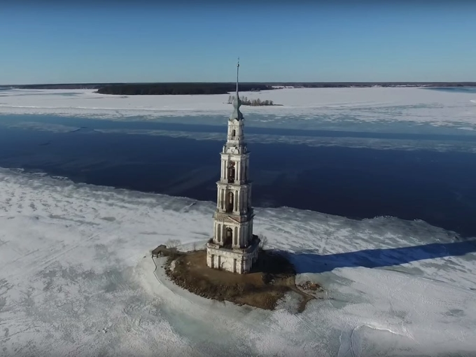 2. Tháp chuông Kalyazin: Năm 1939, tháp chuông Kalyazin bị ngập do xây dựng đập Uglich. Nhưng khác với Sư Thành, du khách không cần lặn để khám phá tàn tích của Kalyazin vì phần tháp của nó vẫn nhô cao trên mặt nước.