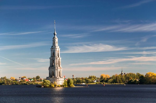 Tháp chuông là phần còn lại của tu viện St. Nicholas, được xây dựng vào khoảng 1796 - 1800. Năm 1939, chính phủ đã quyết định nhấn chìm thị trấn để làm hồ chứa nước trên sông Volga. Tu viện vì thế bị bỏ hoang.