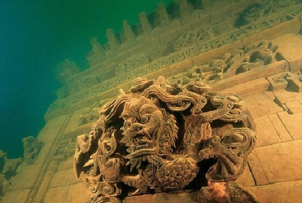 Thành phố đã bị lãng quên cho đến khi được một đoàn thám hiểm của chính phủ tìm thấy vào năm 2001. Dù chìm dưới nước trong một thời gian dài nhưng các công trình như cổng thành, tượng đá, cột trụ, tay nắm cửa hình đầu rồng chạm khắc trang trí công phu, cũng như những bản khắc lịch sử của thành phố hầu như còn như nguyên vẹn.