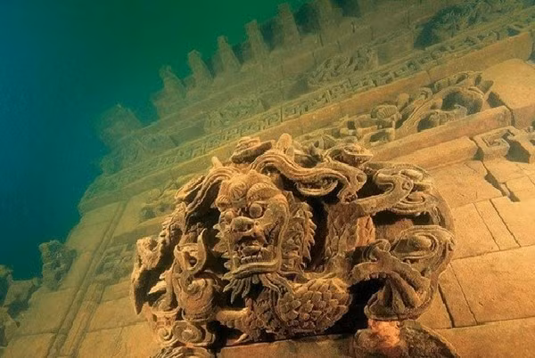 Thành phố đã bị lãng quên cho đến khi được một đoàn thám hiểm của chính phủ tìm thấy vào năm 2001. Dù chìm dưới nước trong một thời gian dài nhưng các công trình như cổng thành, tượng đá, cột trụ, tay nắm cửa hình đầu rồng chạm khắc trang trí công phu, cũng như những bản khắc lịch sử của thành phố hầu như còn như nguyên vẹn.