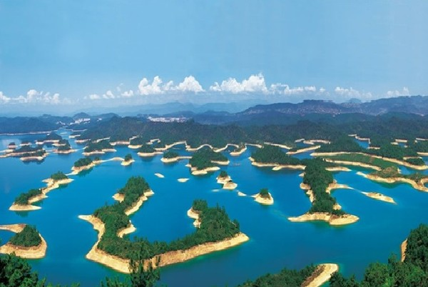 Năm 1959, chính phủ Trung Quốc quyết định xây dựng một trạm thủy điện mới. Thung lũng nơi thành phố Shi Cheng đã bị nhấn chìm, trở thành hồ thủy điện.