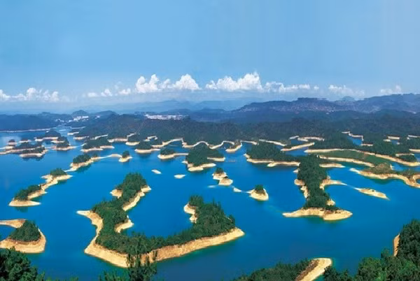 Năm 1959, chính phủ Trung Quốc quyết định xây dựng một trạm thủy điện mới. Thung lũng nơi thành phố Shi Cheng đã bị nhấn chìm, trở thành hồ thủy điện.