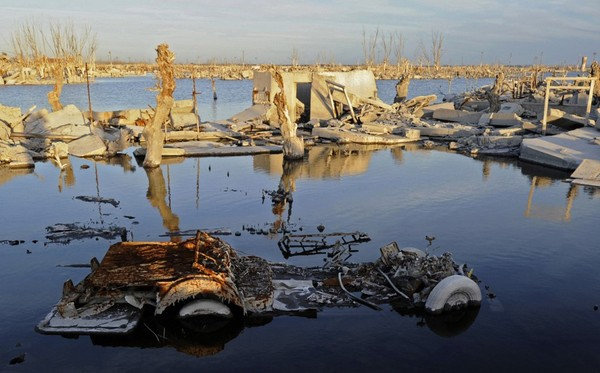 4. Làng Villa Epecuén, Argentina: Nằm cách Buenos Aires, thủ đô của Argentina khoảng 600km về phía Tây Nam, làng Villa Epecuén từng là một trong những điểm du lịch nổi tiếng nhất của Argentina vào giữa thế kỷ XX. Thế nhưng chỉ sau một trận mưa bất ngờ, nơi đây chỉ còn là một đống đổ nát với những hàng cây trơ trọi.