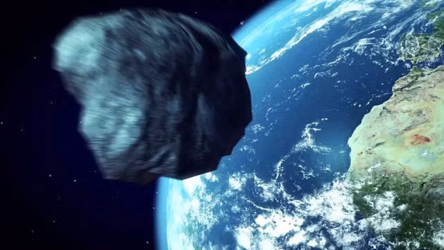 Ngoài mặt trăng lớn con người vẫn biết đến, Trái đất đôi khi, trong một thời gian ngắn sẽ thu hút các vật thể khác đi lạc vào vùng trọng lực và các vật thể này ở lại đó một thời gian. Những vật thể này được gọi là mặt trăng mini.