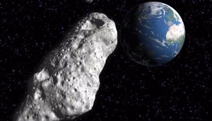 Mới đây, hai nhà thiên văn không chuyên - Grzegorz Duszanowicz và Jordi Camaraa - phát hiện ra một vật thể bí ẩn di chuyển theo một phần quỹ đạo của Trái Đất.