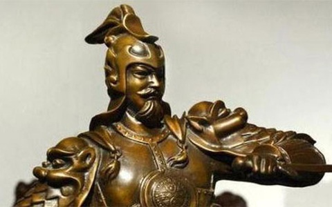 Thi hài trong ngôi mộ được xác định là nam giới, khoảng 50 tuổi, trên người mặc áo dài bằng vải bông màu tím và được đặt trên một tấm chiếu sậy.