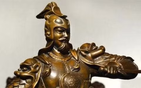 Thi hài trong ngôi mộ được xác định là nam giới, khoảng 50 tuổi, trên người mặc áo dài bằng vải bông màu tím và được đặt trên một tấm chiếu sậy.