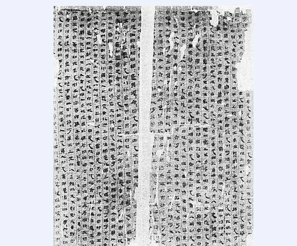 Chính vì vậy, khi thấy chiếc quan tài làm bằng giấy, các chuyên gia đã vô cùng ngạc nhiên bởi đây là chất liệu lần đầu tiên họ gặp trong lịch sử khảo cổ. Bất ngờ hơn là dù được chôn trong sa mạc 1.000 năm nhưng quan tài hầu như khá nguyên vẹn.