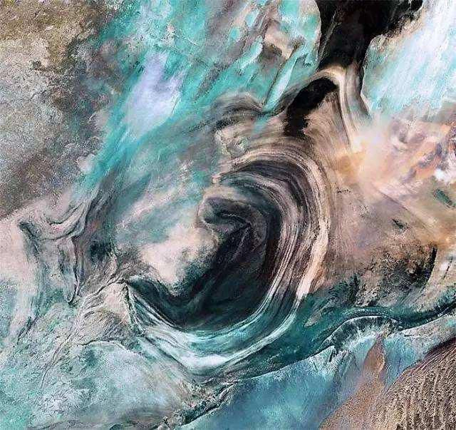 Theo hình ảnh chụp từ vệ tinh, Lop Nur có hình dạng giống tai người và bờ của nó thậm chí có thể thay đổi vì thế người ta gọi nó là " Tai của địa ngục".