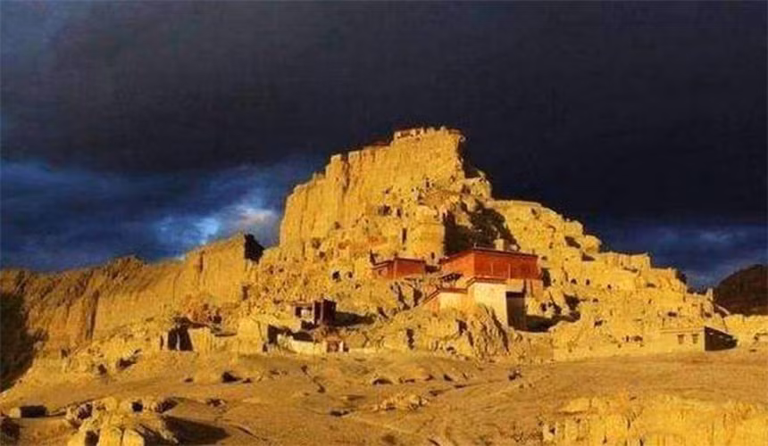 Từ thời cổ, người ta đã hy vọng có thể tìm được bảo vật - kho báu huyền thoại của người Lâu Lan ở Lop Nur. Sẽ chẳng có gì đáng ngạc nhiên nếu bạn tìm thấy bộ xương người ở Lop Nur. Bởi nơi ấy như một cái "phễu hút người", ai vào rồi đều không trở lại.