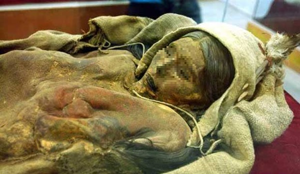 Các chuyên gia khảo cổ cho rằng việc xuất hiện quá nhiều thi hài như vậy tại Lop Nur có thể liên quan đến cuộc thảm sát nô lệ của đế chế cổ đại nhà Hạ. Nhiều khả năng người dân cổ đại thời đó đã tiến hành một số hoạt động cúng tế nên đã tập trung rất nhiều xác chết tại khu vực này.