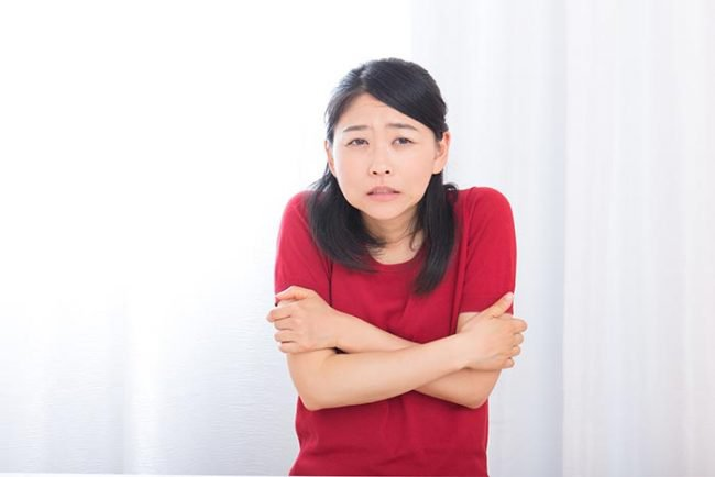 2. Điểm lạnh: Điểm lạnh là hiện tượng khi một người nào đó đang đứng trong nhà thì bỗng cảm thấy có khí lạnh xung quanh. Nhưng nếu người đó bước sang phải hoặc trái vài bước thì nhiệt độ trở lại bình thường.