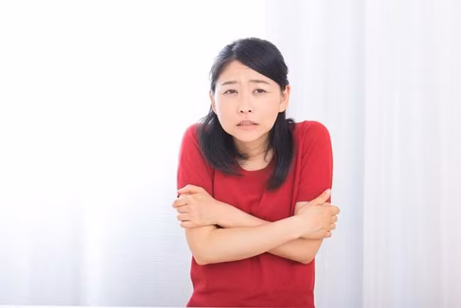 2. Điểm lạnh: Điểm lạnh là hiện tượng khi một người nào đó đang đứng trong nhà thì bỗng cảm thấy có khí lạnh xung quanh. Nhưng nếu người đó bước sang phải hoặc trái vài bước thì nhiệt độ trở lại bình thường.