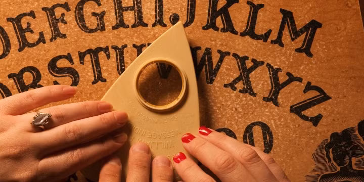 4. Ảnh hưởng của vô thức: Bàn cầu cơ là trò chơi tâm linh rất phổ biến trong những năm 1840-1850 và vẫn còn phổ biến đến tận ngày nay. Bàn cầu cơ bao gồm một bảng chứ cái, chữ số và hai từ “có” hoặc “không”.