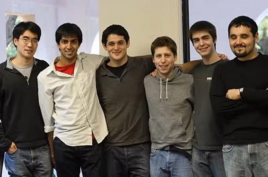 Như bao nhân tài công nghệ thông tin khác, Sam Altman cũng đậu đại học Stanford nhưng sau đó, cảm thấy việc học nhàm chán nên anh ta đã bỏ học ra mở công ty từ 2005. Ban đầu Altman đồng sáng lập và trở thành CEO của Loopt - ứng dụng di động và mạng xã hội dựa trên vị trí người cầm thiết bị.