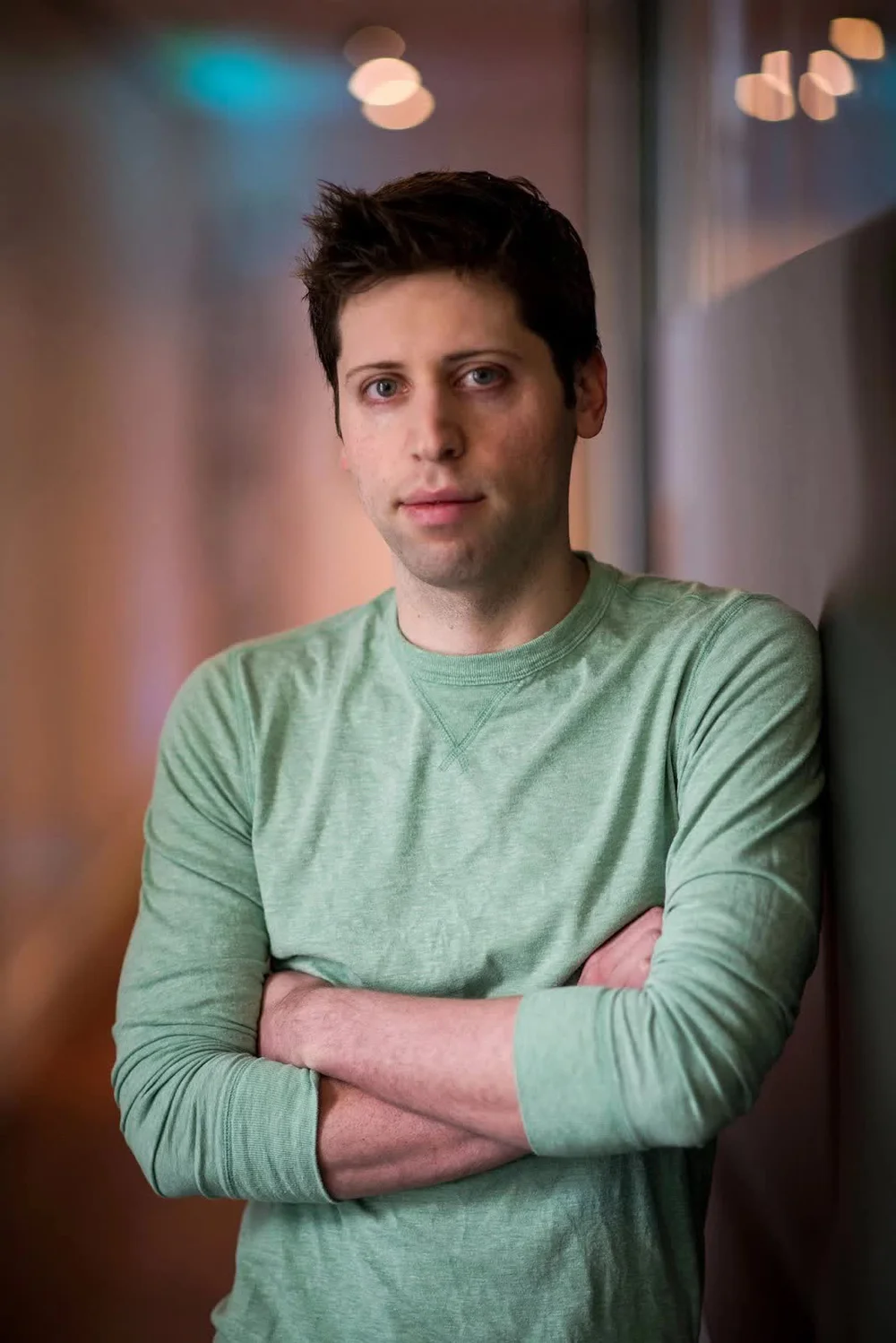 Sam Altman chính là người đồng sáng lập và CEO OpenAI - công ty đang phát triển ChatGPT và những AI đột phá khác. Sam Altman, người Mỹ gốc Do Thái, sinh ra ở St Louis tiểu bang Missouri. Năm 1993, khi mới 8 tuổi, anh được mẹ là một bác sĩ tặng cho 1 cái máy tính và hành trình của một thiên tài công nghệ bắt đầu rất đơn giản như thế.