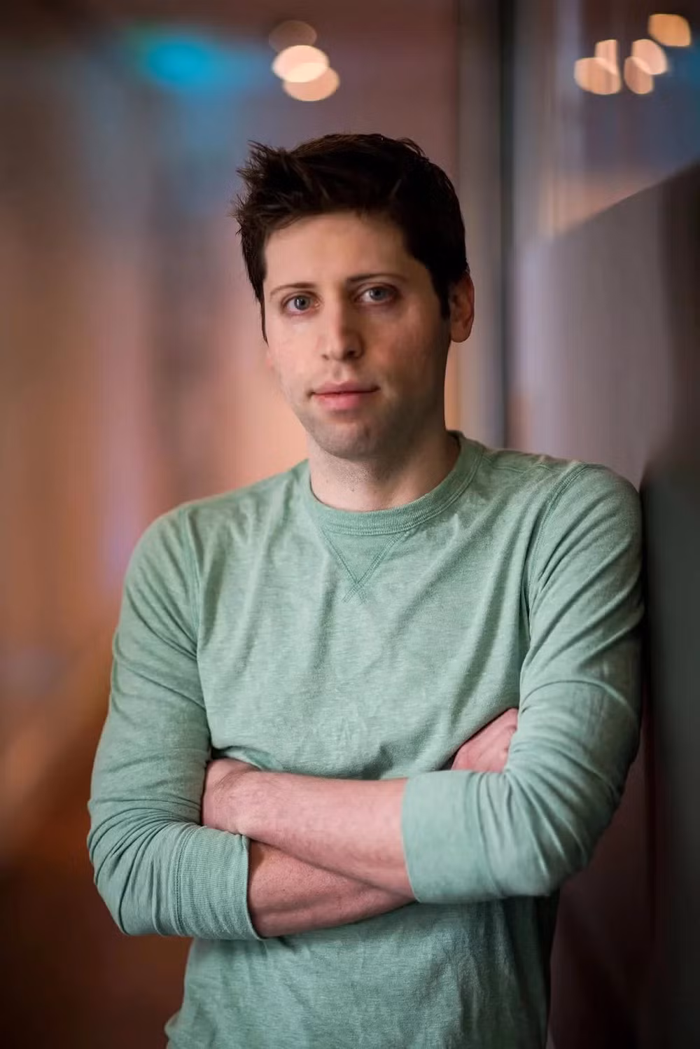 Sam Altman chính là người đồng sáng lập và CEO OpenAI - công ty đang phát triển ChatGPT và những AI đột phá khác. Sam Altman, người Mỹ gốc Do Thái, sinh ra ở St Louis tiểu bang Missouri. Năm 1993, khi mới 8 tuổi, anh được mẹ là một bác sĩ tặng cho 1 cái máy tính và hành trình của một thiên tài công nghệ bắt đầu rất đơn giản như thế.