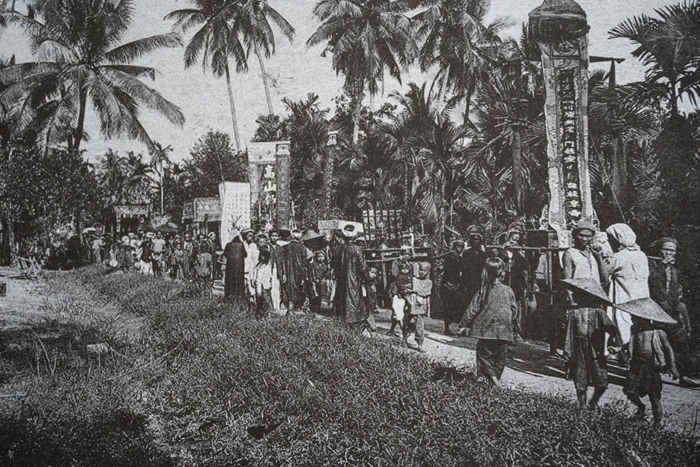 Trẻ em nghèo khó đội nón mê đi theo đám ma của một gia đình giàu có ở miền Nam. Ảnh: Pierre Marie Alexis Dieulefils.