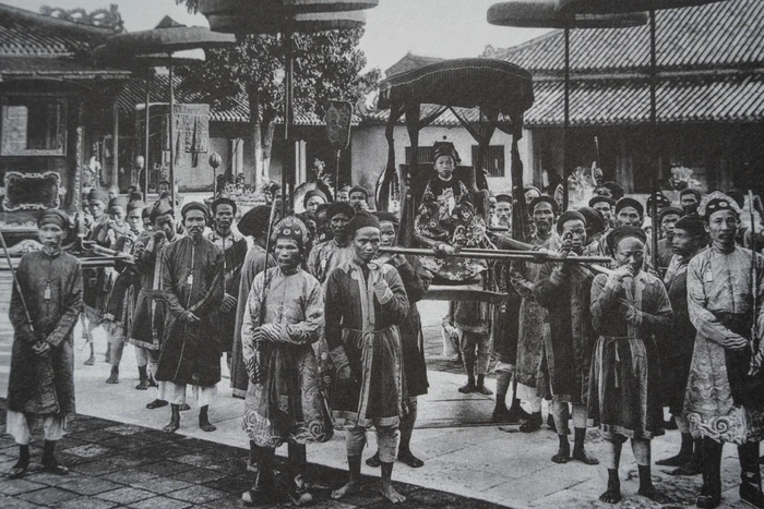 Vua Duy Tân ngự giá giữa các thị vệ. Ảnh: Pierre Marie Alexis Dieulefils