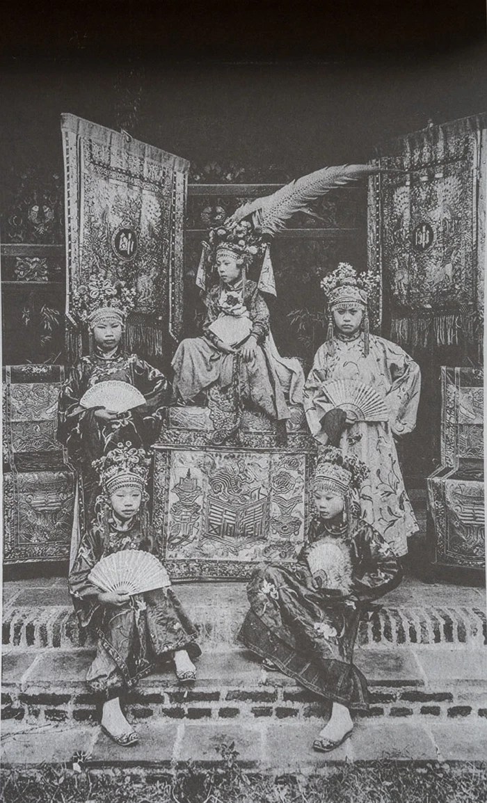 Các đào hát nhỏ tuổi trong một Gánh hát ở Sài Gòn. Ảnh: Pierre Marie Alexis Dieulefils.