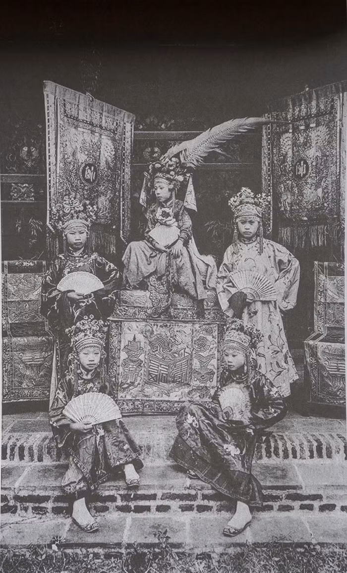 Các đào hát nhỏ tuổi trong một Gánh hát ở Sài Gòn. Ảnh: Pierre Marie Alexis Dieulefils.