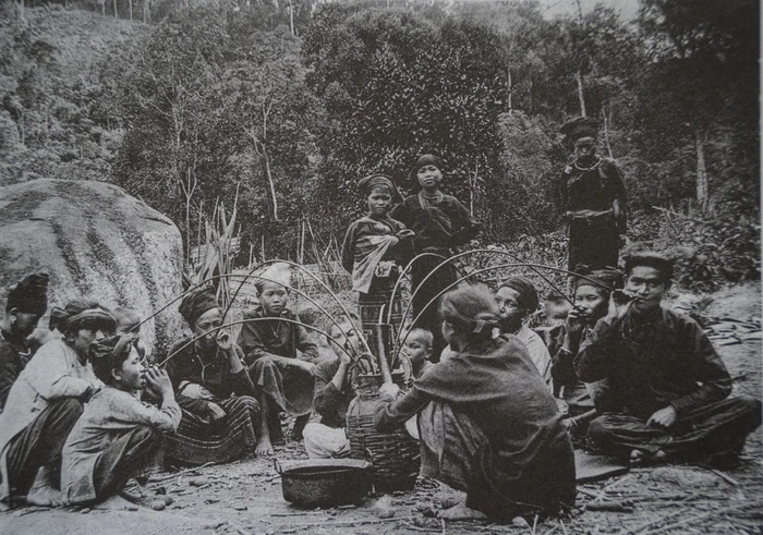 Trẻ em người Thái và các bậc cha chú uống rượu cần sau một cuộc đi săn ở Thanh Hóa. Ảnh: Pierre Marie Alexis Dieulefils.