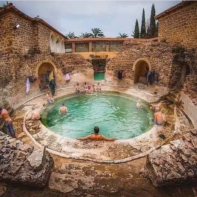 Người ta đã tìm thấy một tấm bảng có dòng chữ: “ Dù là nô lệ hay tự do, giữ im lặng hoặc biết bất cứ điều gì về nó, anh có thể bị nguyền rủa trong máu, mắt và tứ chi và thậm chí bị ăn mất cả ruột nếu đánh cắp chiếc nhẫn."