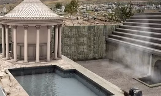 Các cuộc khai quật trước đây đã phát hiện ra một số phòng, hệ thống tạo bọt, ống dẫn nước bằng đất nung, tượng nữ thần Vennus, sàn nhà nguyên vẹn, gạch sơn có đóng dấu hoàng gia, hơn 40 chiếc kẹp tóc của phụ nữ và các mảnh vỡ của nồi nấu ăn, cho thấy nhà tắm là một công trình đồ sộ không chỉ được sử dụng bởi quân đồn trú của Uxelodunum mà còn cả giới thượng lưu La Mã sống gần đó.