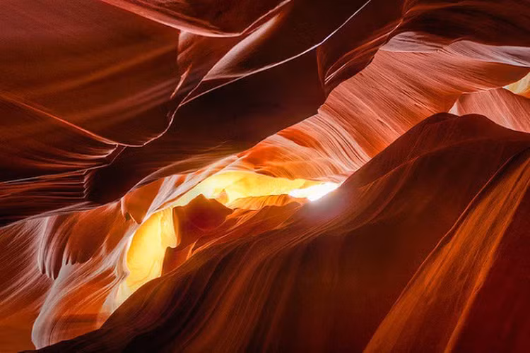 Hẻm núi Antelope cấu tạo gồm nhiều lớp địa chất khác nhau, chủ yếu là sa thạch và đá vôi.