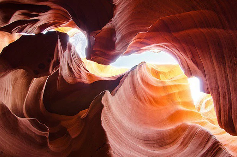3. Hẻm núi Antelope Canyon, bang Arizona, Mỹ: Tọa lạc trên vùng đất Navajo (thuộc tiểu bang Arizona, Tây Nam nước Mỹ), hẻm núi Antelope là một kỳ quan thiên nhiên tuyệt đẹp.