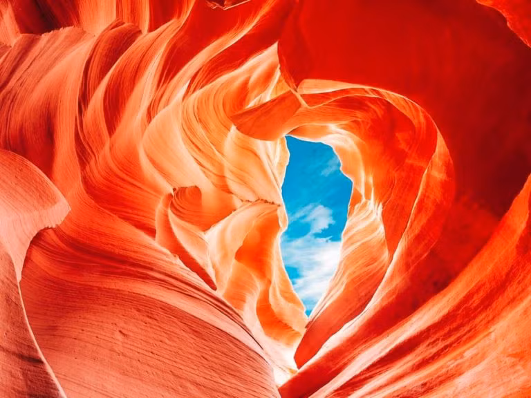 Qua hàng triệu năm, dưới tác động của lũ lụt, đặc biệt là gió mùa đã làm quá trình này diễn ra nhanh hơn, nước tràn vào những hốc núi tạo ra hình dạng kỳ quái... Những lát cắt lúc lồi, lúc lõm ăn sâu vào khối đá theo thời gian tạo hóa tạo nên một địa danh tuyệt vời.